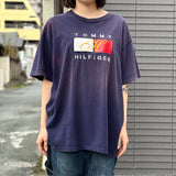 古着【TOMMY HILFIGER】レザーロゴデザインTシャツ