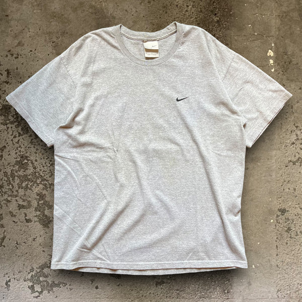 古着【NIKE】ワンポイント刺繍tシャツ